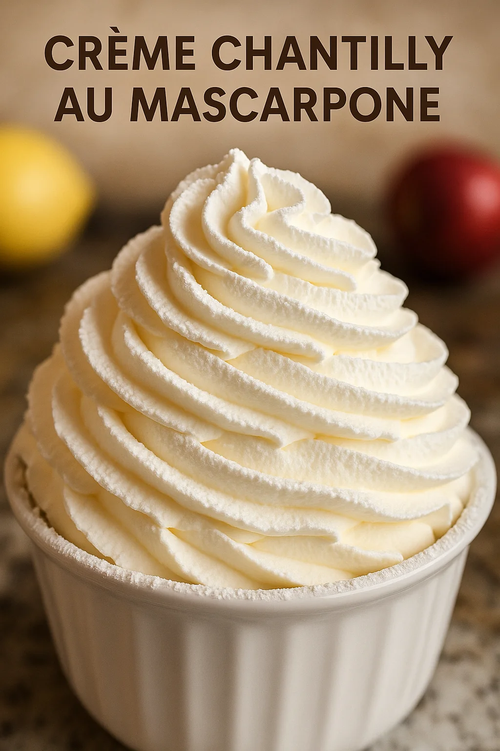 Une crème chantilly au mascarpone est servie dans un bol en verre.
