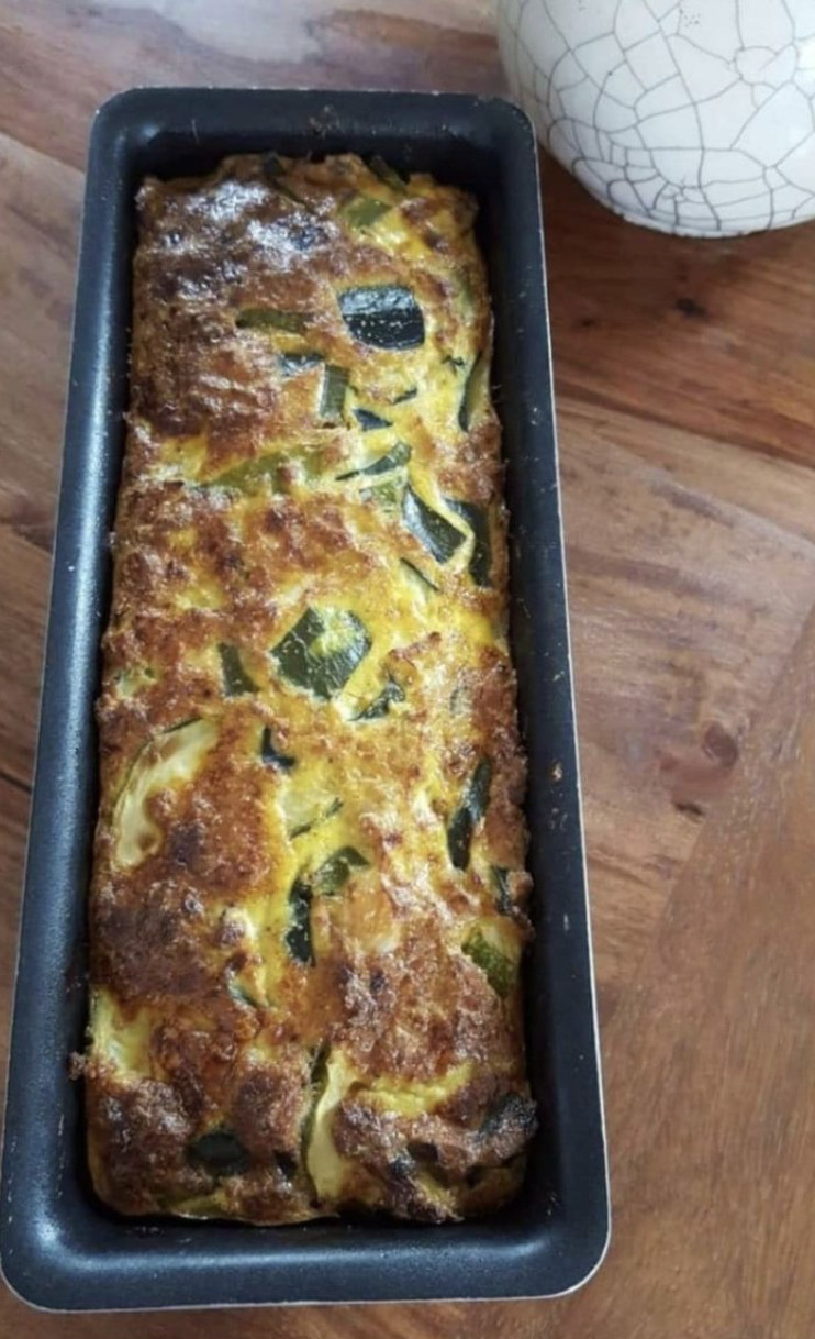Une pâte de courgette et de thon dans un plat.