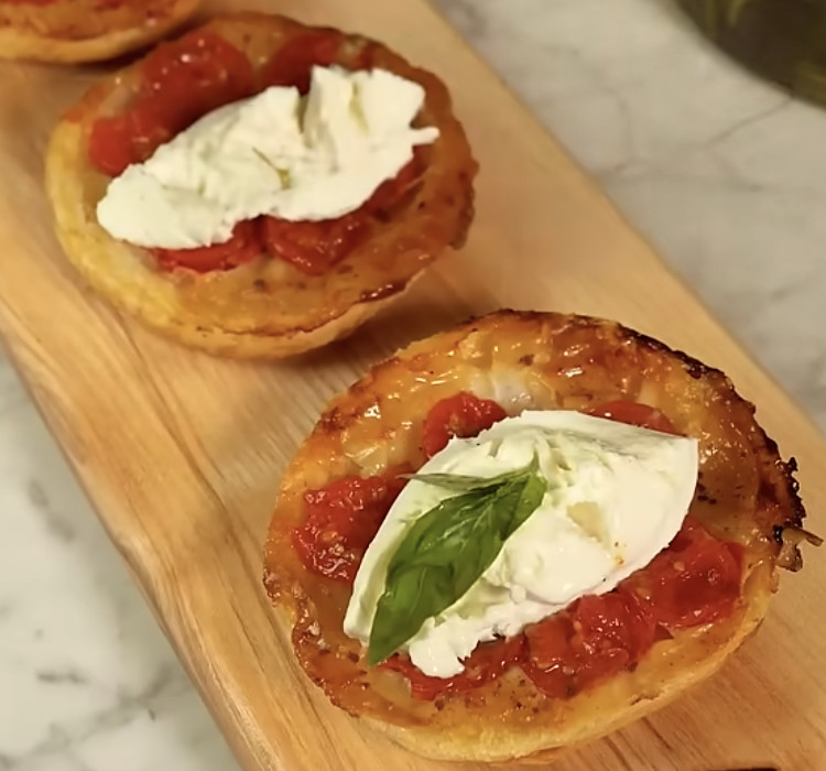 Une tarte tatin aux tomates cerises et burrata.