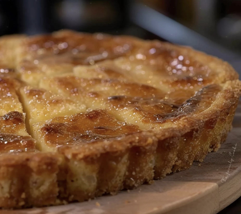 Une tarte au sucre ch'ti du Nord est servie sur une table.