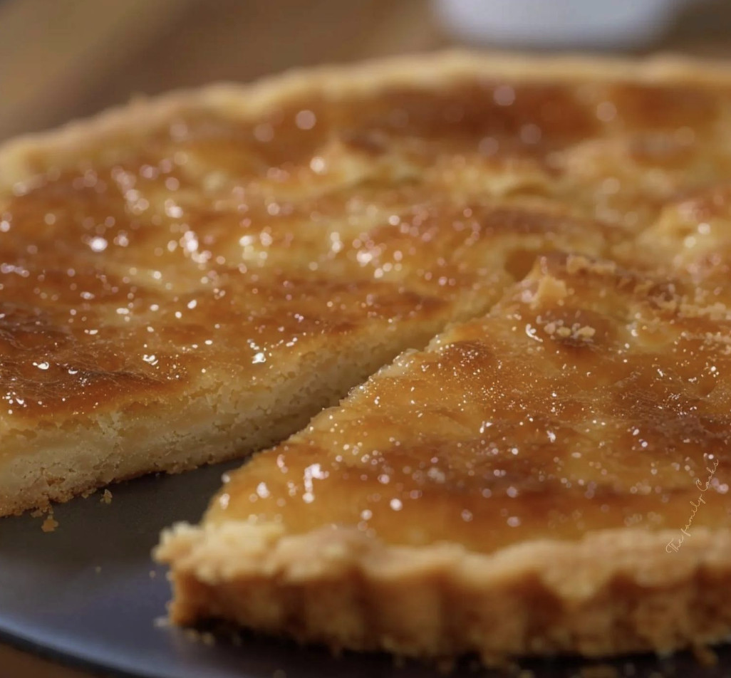 Une tarte au sucre ch’ti du Nord est sur une plaque de métal.
