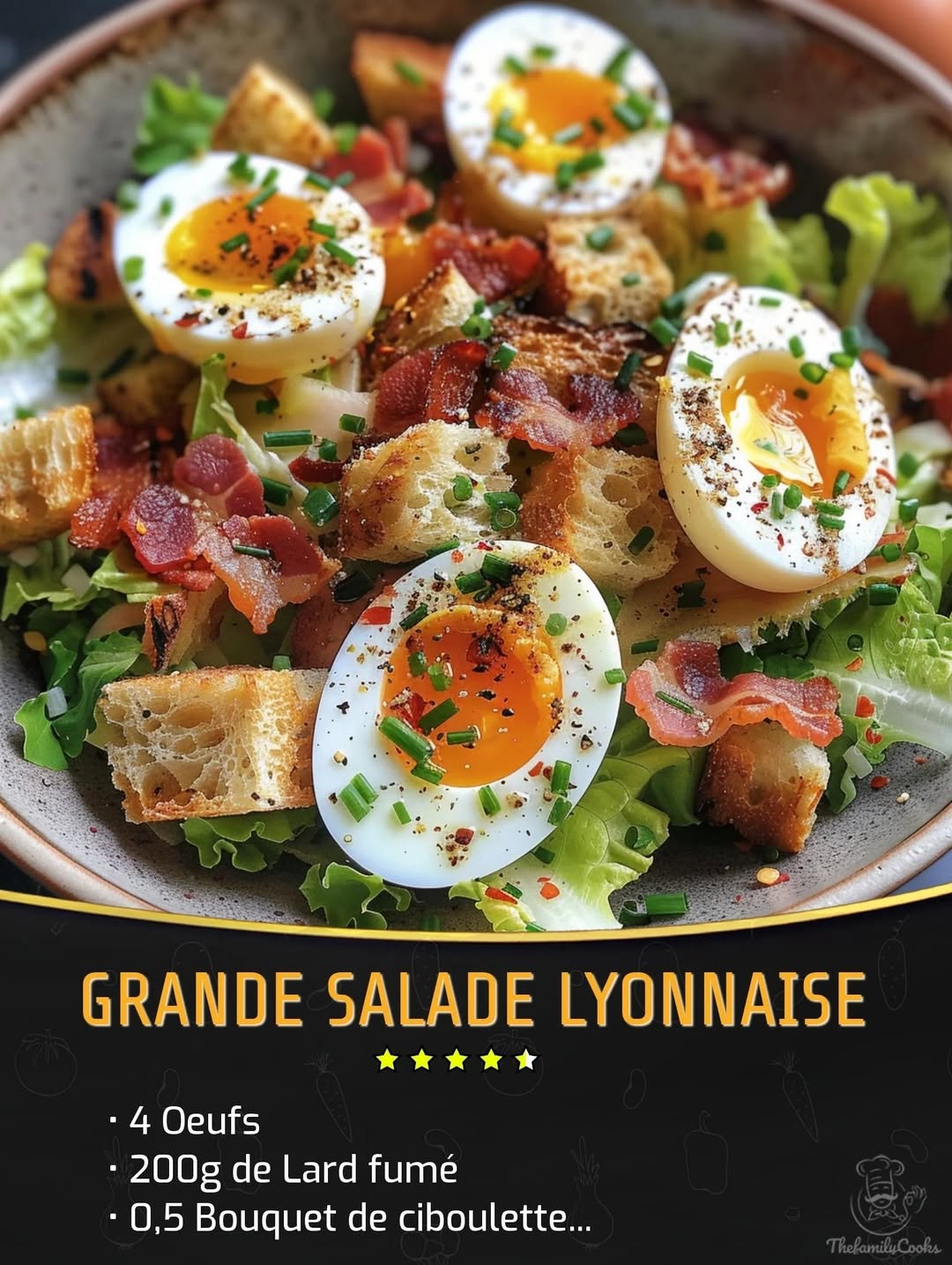 Une grande salade lyonnaise composée de légumes, de bacon, d'œufs et de pain grillé.