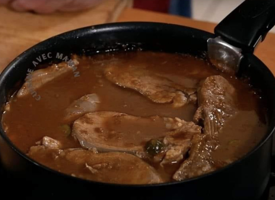 Un plat de sauce piquante avec des morceaux de viande.