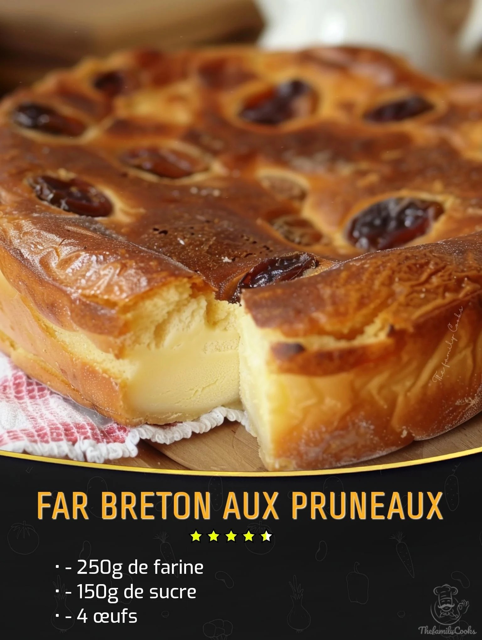 Une tarte aux pruneaux est servie sur une table.