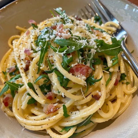Délicieux spaghettis carbonara roquette