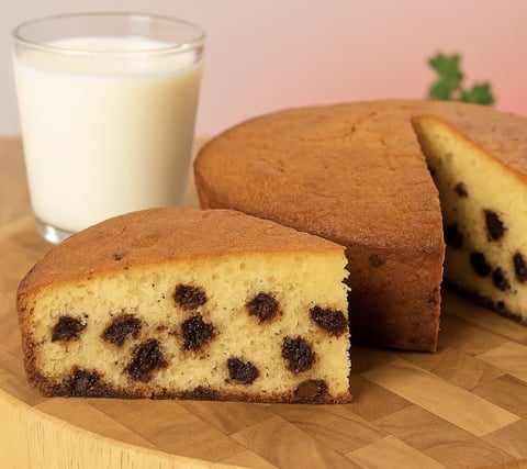 Un gâteau au yaourt avec des pépites de chocolat.